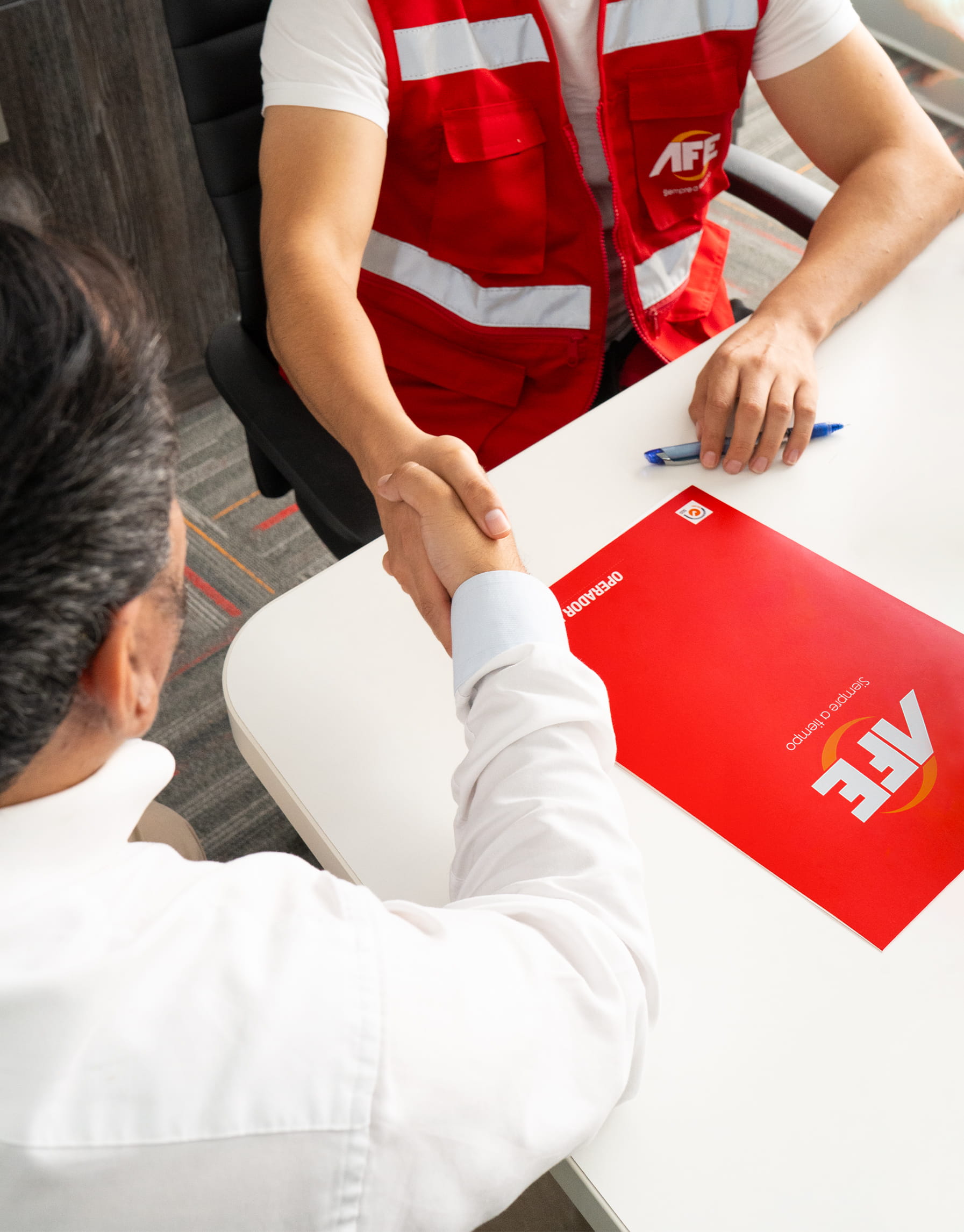 Estrechando manos con cliente de Afe Couerier